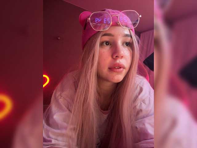 AmyGlad live cam profile