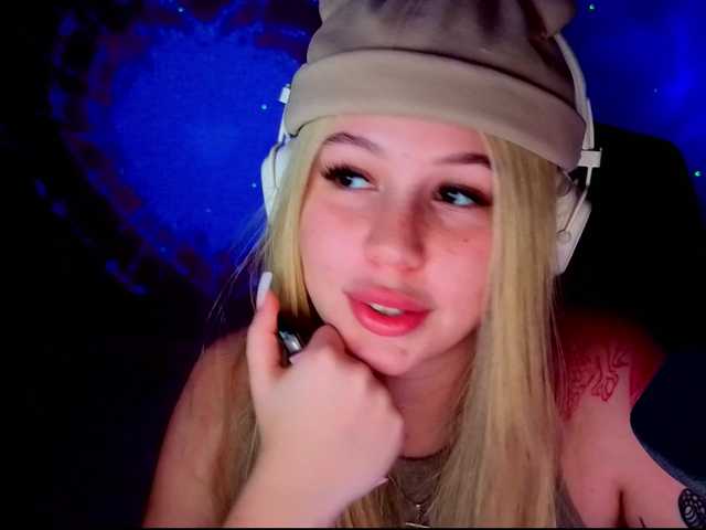 AmyGlad's BongaCams show and profile