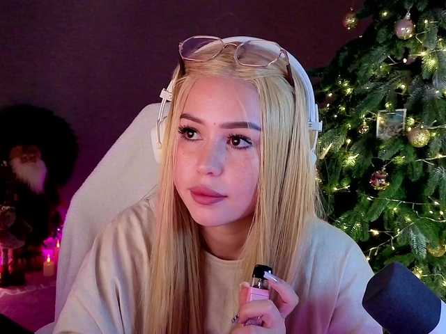 AmyGlad's BongaCams show and profile