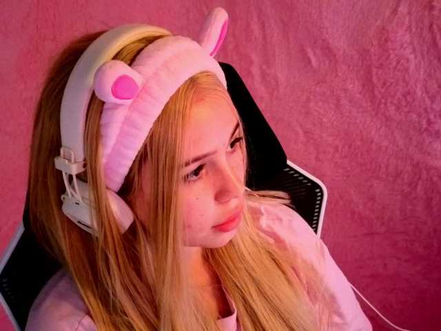 AmyGlad's BongaCams show and profile