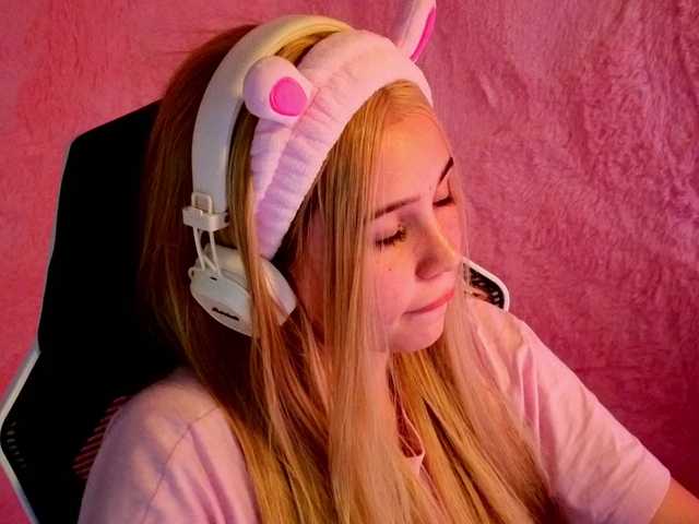 AmyGlad's BongaCams show and profile