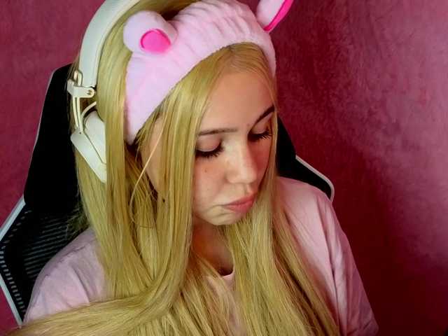 AmyGlad's BongaCams show and profile