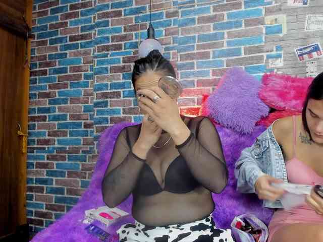 Alia_and_Adara webcam