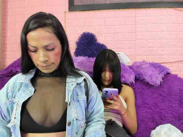 Alia_and_Adara webcam