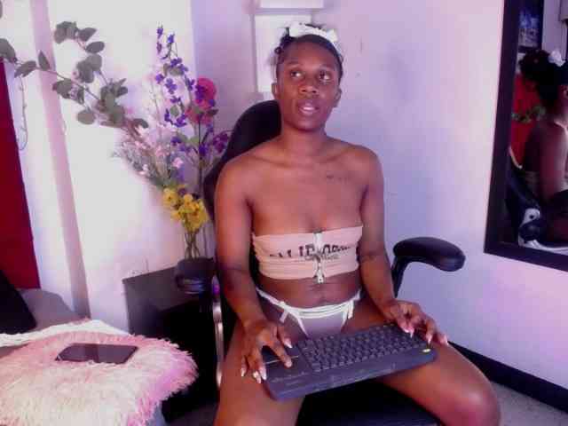 NahomiHix webcam
