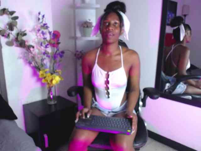 NahomiHix webcam