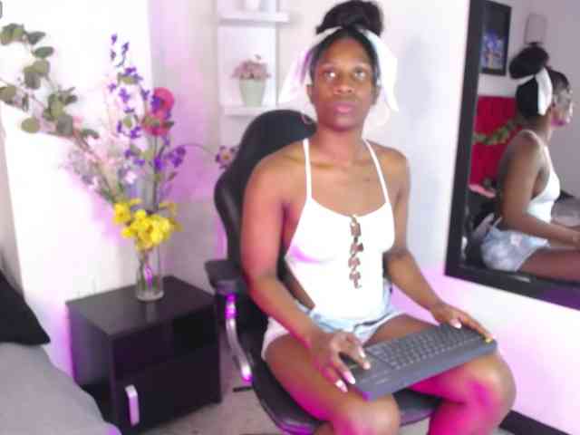 NahomiHix webcam
