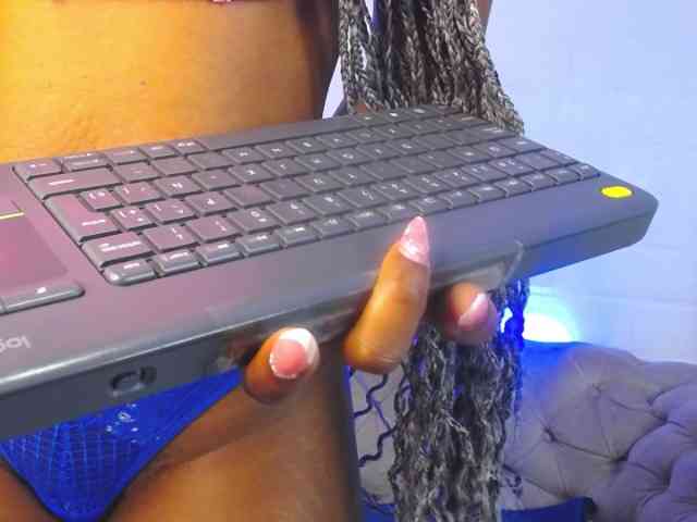NahomiHix webcam