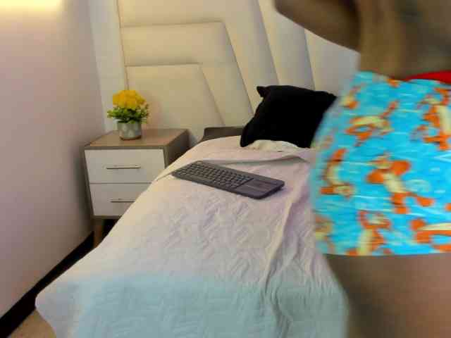NahomiHix webcam