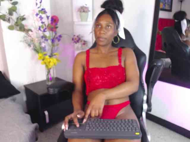 NahomiHix webcam