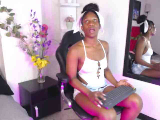 NahomiHix webcam