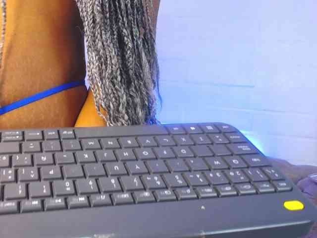 NahomiHix webcam