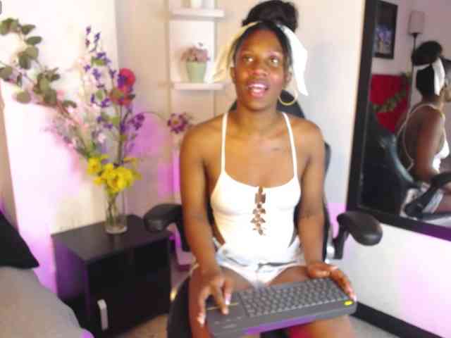 NahomiHix webcam