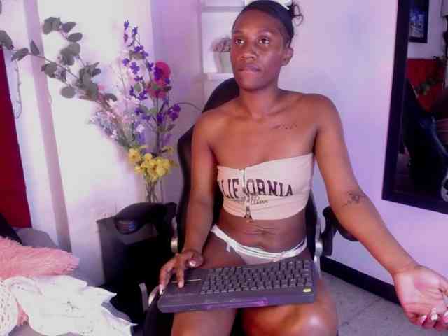 NahomiHix webcam