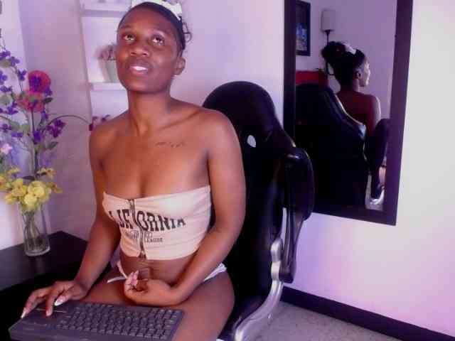 NahomiHix webcam