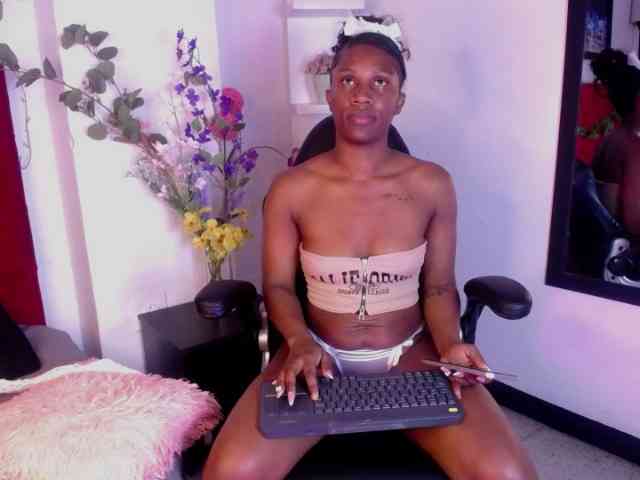 NahomiHix webcam