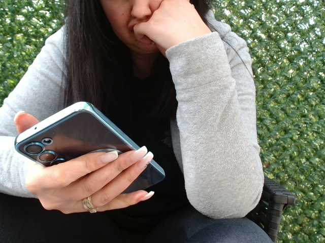 YoungHotMom live cam profile