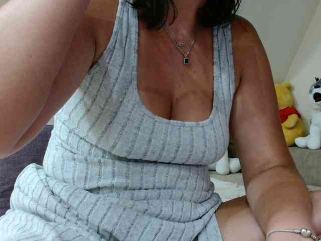 YoungHotMom webcam