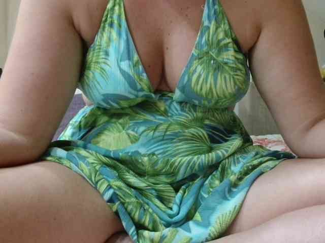 YoungHotMom webcam