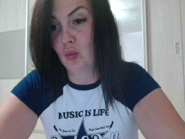 YoungHotMom webcam