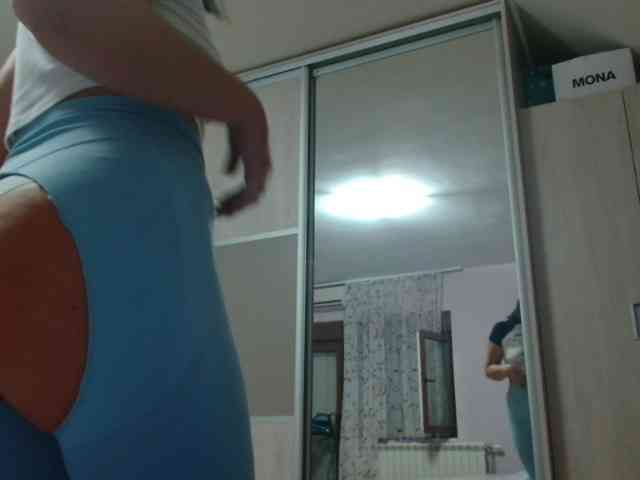 YoungHotMom webcam