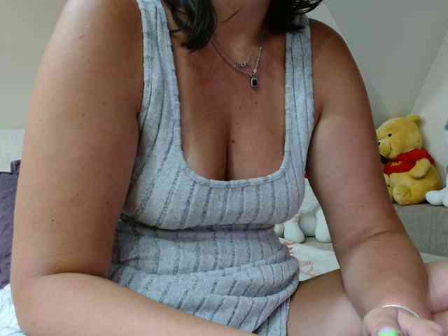YoungHotMom webcam