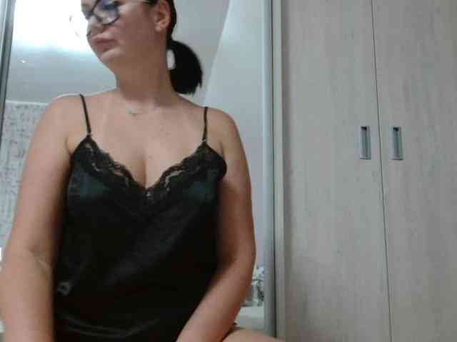 YoungHotMom webcam