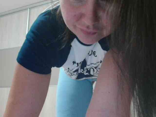 YoungHotMom webcam