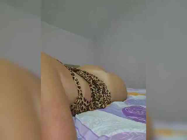 YoungHotMom webcam