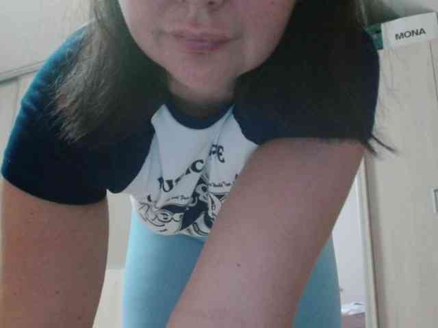 YoungHotMom webcam