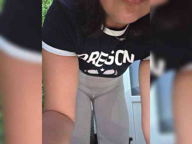 YoungHotMom webcam