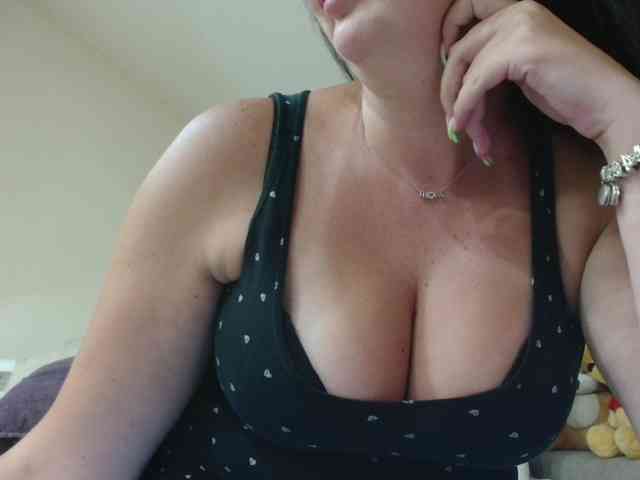 YoungHotMom webcam