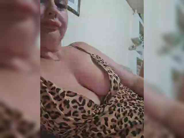 YoungHotMom webcam