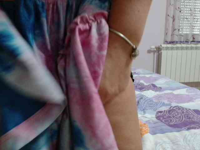 YoungHotMom webcam