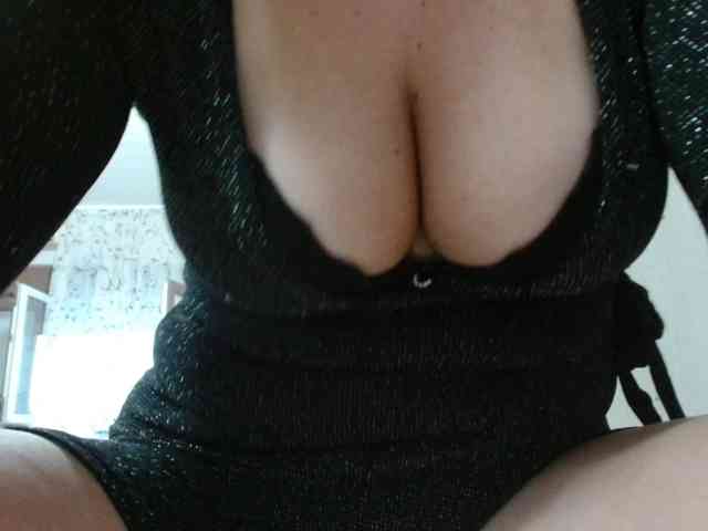 YoungHotMom webcam
