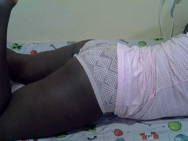 le modèle Bubblybooty est en webcam porno dans un show sur le site bongacams, il possède les tags suivants: Ebony,Brunette,Hairy