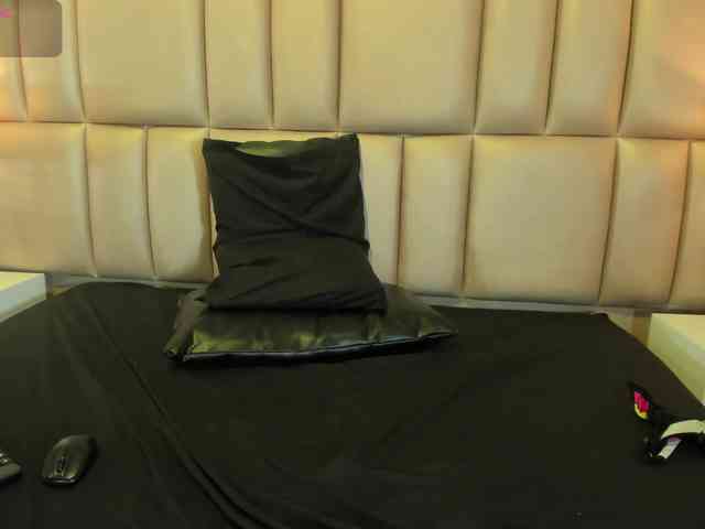 ReinaMiah webcam