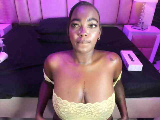 ReinaMiah webcam