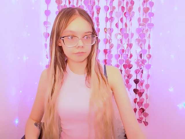 le modèle LollyPolly est en webcam porno dans un show sur le site bongacams, il possède les tags suivants: White/Caucasian,Blonde,Shaved