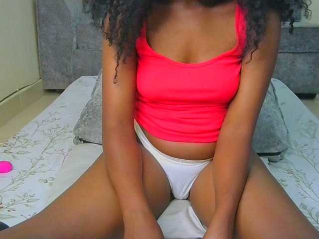 le modèle Sexysuzzy12 est en webcam porno dans un show sur le site bongacams, il possède les tags suivants: Ebony,Brunette,Shaved