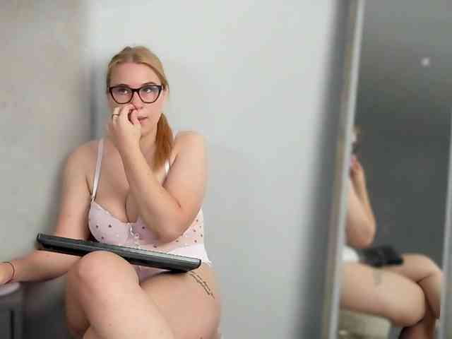 MayaCollins webcam