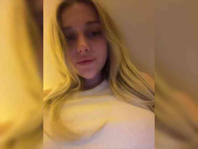 Vibeswet (25, White Live Couple) performing blowjob.