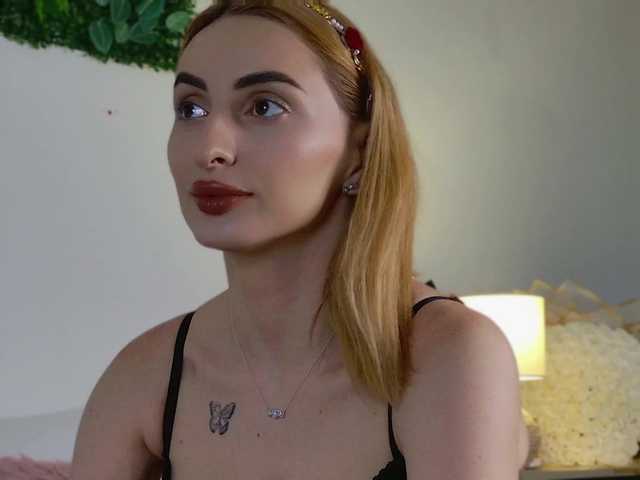 AuraPure's BongaCams show and profile