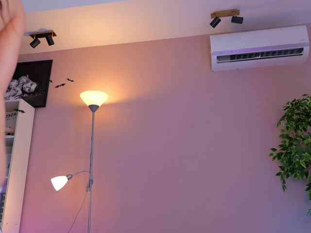 Vesia Live Webcam on BongaCams
