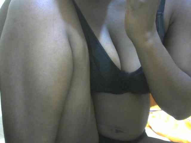 Prettybooty1 webcam
