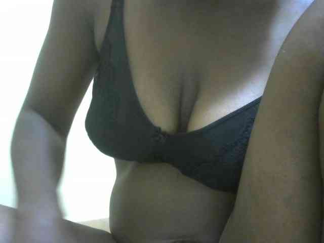 Prettybooty1 webcam