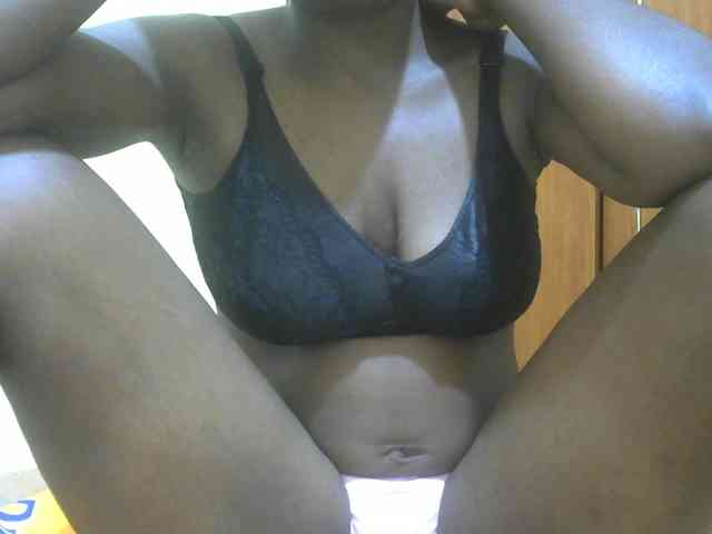 Prettybooty1 webcam