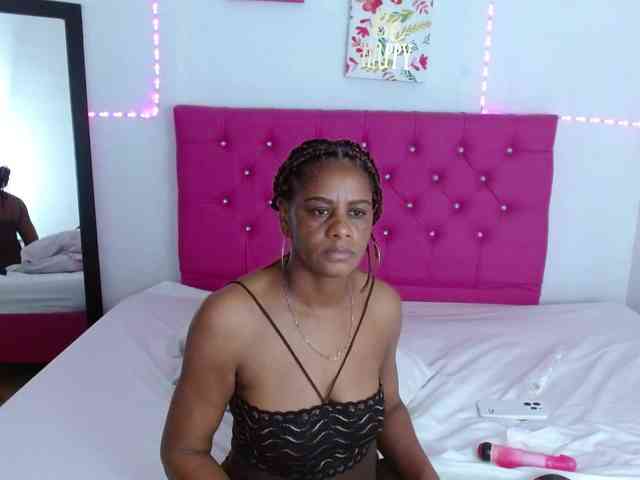 ebony-cougar webcam