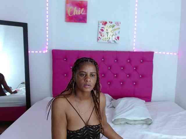 ebony-cougar webcam