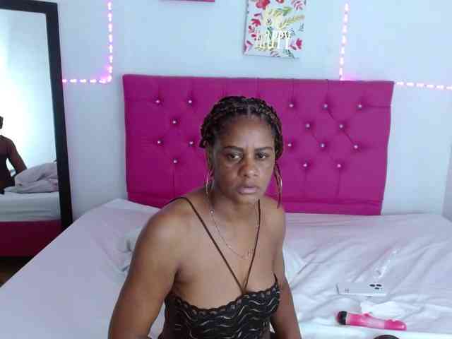 ebony-cougar webcam